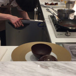 ピエール・エルメ・パリ - オープンキッチンの様子