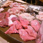 炭火焼 ゆうじ - ホルモン盛り合わせ