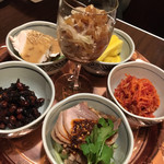 福満苑 鼓楼 - 前菜盛り合わせ （クラゲの黒酢和え・北京の白菜からし和え・上海味噌ピーナッツ・棒棒鶏・焼き豚など） クラゲがきちんと美味しいお店って好き。棒棒鶏しっとりと美味しい。