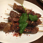 福満苑 鼓楼 - 羊肉の串焼き 香ばしい。臭みもなく焼き具合もいいですね。