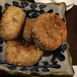 福満苑 鼓楼 - 胡麻饅頭 このパン好き。ゴマが香ばしく生地がつまっているんですが、味わいがあります。