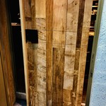 酒井商会 - 裏路地の角の目立たないビルの2階、看板も無い隠れ家