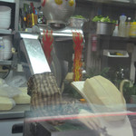 永康刀削麺 - 刀削麺を作るウルトラマン