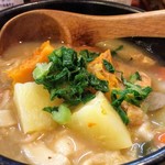 元祖へっころ谷 - ほうとう。よく煮込まれているのか麺が溶け出したようなどろっとしたスープ。お味噌の発酵の香りはしっかり。14時すぎ来店で温玉は売り切れ。オーダーしてから20分ほどかかりました。