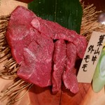 Yakiniku Horumon Doujou Yamiichi Nikusakaba - 葉山牛盛り合わせ(外モモ)￥2680-