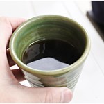 1時間以上前から待ってたらアツアツのお茶を配って頂けました。