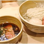 鰹昆布出汁 特製 醤油つけ麺　1050円　味が濃いのに”軽さ”もあるつけ麺なのです。