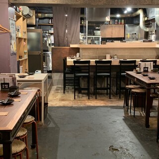 地鶏や 虎視眈々